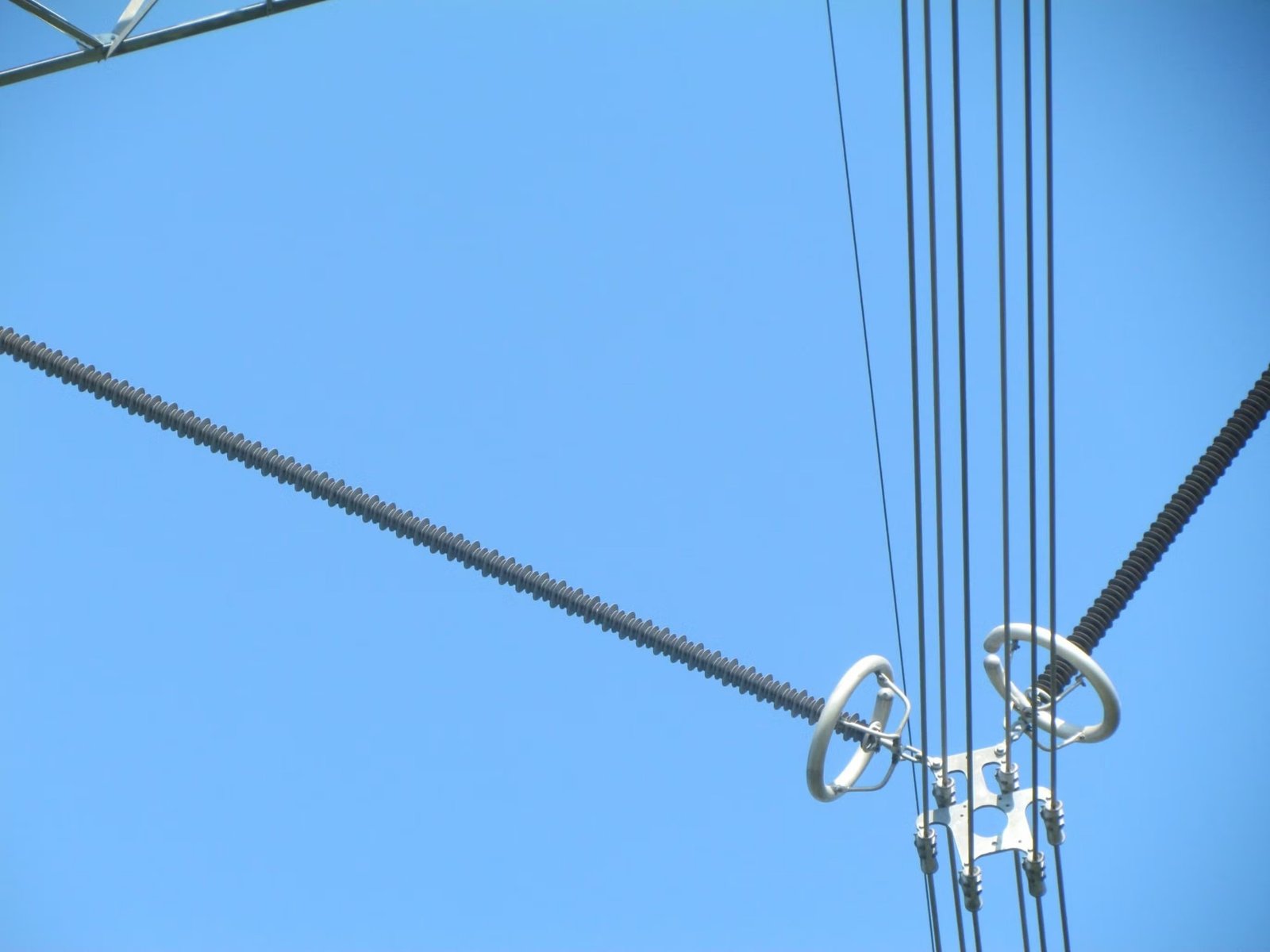 High voltage insulator with corona ring